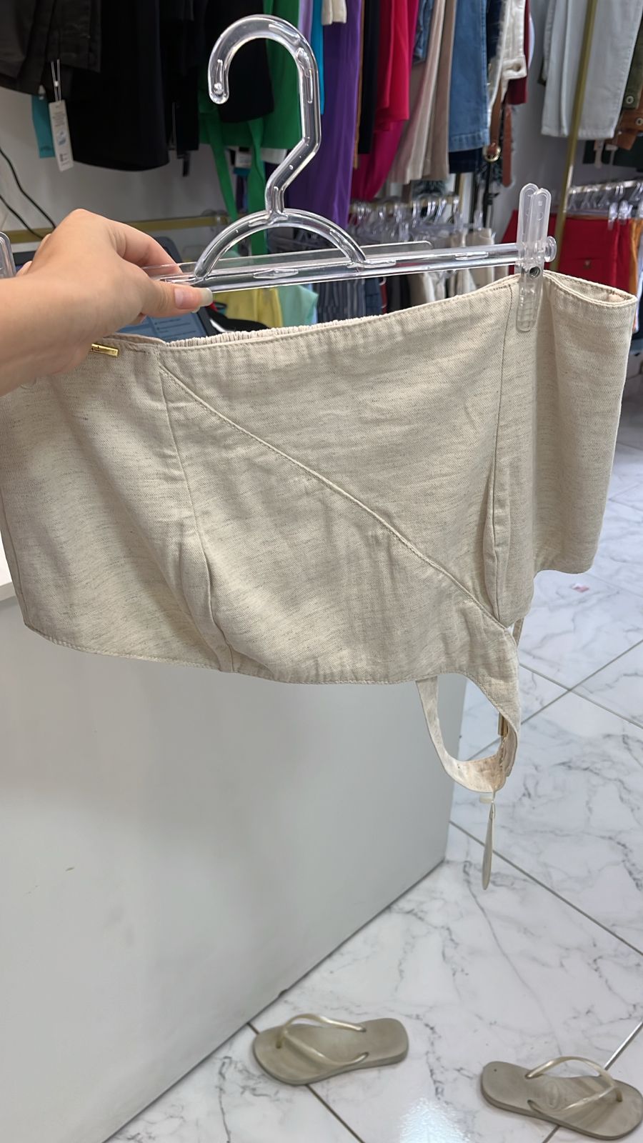 Cropped Ombro Só Detalhe Dourado